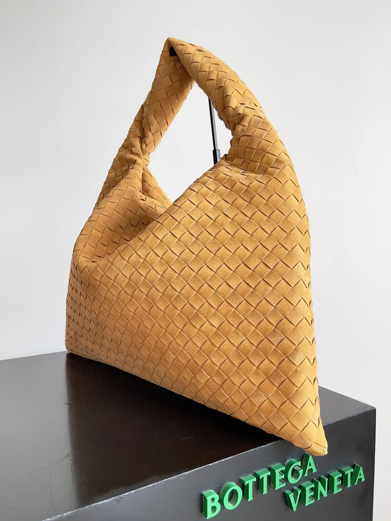 Batch 2160 Recently, I seem to be obsessed with this bag from BV~ The new Hop is really not too beautiful. The whole bag has no seams. The bag body and handles are made of one piece of leather. It embodies the style and essence of Bottega Veneta. It truly represents craftsmanship and creativity. The large size has a very loose and lazy upper body. Big bag lovers will definitely not regret buying it. Style number: 763970 Size: 53*24*13